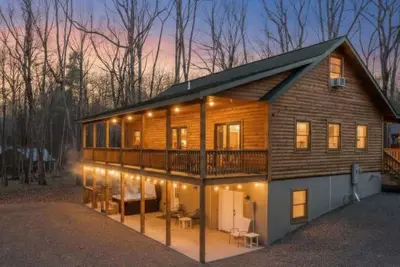 Image de Serene & Spacious Mountain Log Home - Sleep 6, Hot Tub, GameRoom & Ev • Dogs Ok