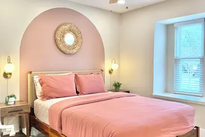 Image de Spacious Katy Home • Firepit Backyard • Sleeps 10