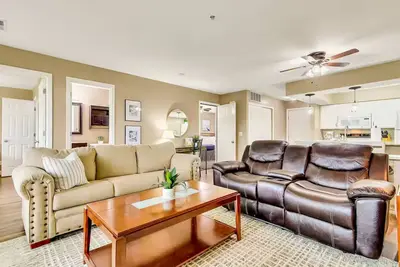 Image de Bright 2br with Sunroom & Pool - 3 Min to all the Branson Strip Fun!