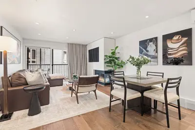 Image de Luxe Aspen 2 Br Steps To Lifts | Southpoint Modern