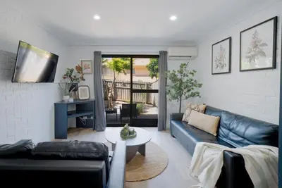 Image de 2br Home Opposite Shopping Centre Easy Cbd Access