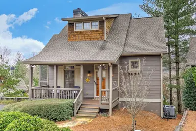 Image de Paws Awhile - Mountain Vistas, Cozy Fireplace Chats, Movie Nights & Golf Swings