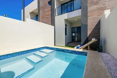 Image de New 4br3. 5ba Retreat w/Prvt Pool ~ CentralLocation