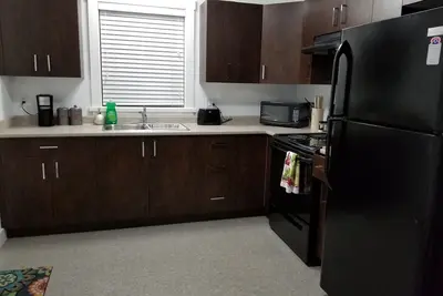 Image de Cozy & Comfy Suite In Langford. Pet-Friendly!