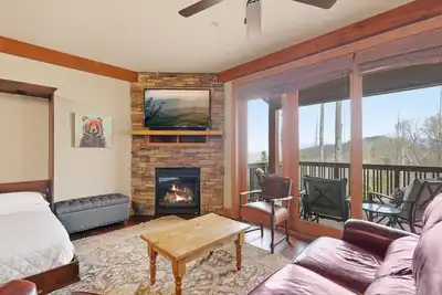 Image de 1br Condo w/ Stunning Long-Range Views, Deck + Hot Tub / Pool / Gym - Near Boone