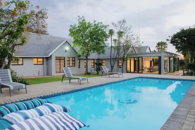 Image de Naledi@53: 5-Star | The Perfect Luxury Retreat for Groups of 12 People Sharing