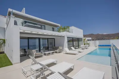 Image de Villa privée de luxe · Piscine à débordement et jacuzzi Lgl 15