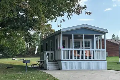 Image de Relaxing 2-Bedroom Cabin in Sun Retreats Campground