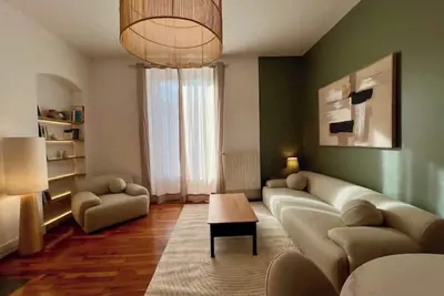 Image de 2 chambres • Parking privé • Gare à 5 min