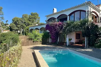 Image de Retraite Enchantée en Forêt avec Piscine Privée