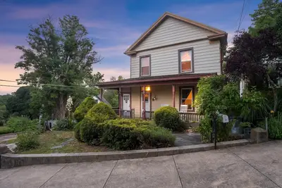 Image de The Gardens at Oma's-Maison-Salle de bain privée