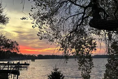Image de Big McDonald Lake cabin right on waters edge, Pickleball, Bike path