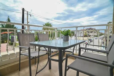 Image de Tommy Seafront Apartments 1st Floor by RentalsPro - Nea Flogita