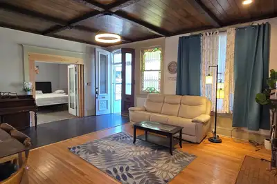 Image de Distinguished Home, High Ceiling, Modern with Historic Charm, Great Neighborhood