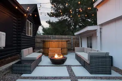 Image de Mid-Century Modern Home - Hot Tub and Game Room