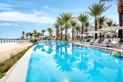 Image de 2 Spacious & Cozy Ocean View Suites with Balcony & Kitchen | Pool & Gym Access!