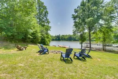 Image de Lakefront 3-bedroom chalet with private dock