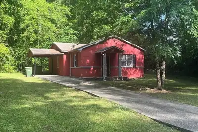 Image de Serene 3-bedroom house in a pleasant Atlanta neighborhood.