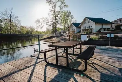 Image de Couple's Getaway-Walk to the Branson Landing