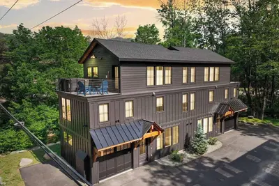 Image de Ski-In Steps | Hot Tub + Brook | Sleeps 9