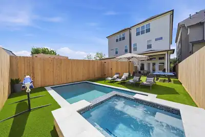 Image de Luxe Heights Retreat With Heated Pool/Spa, Elevator, King En-suites And Theater
