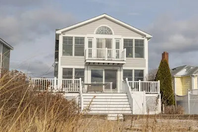 Image de Sunrise and Sunset views are gorgeous from this waterfront beach house.