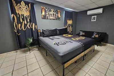 Image de King Bed (near to the airport)