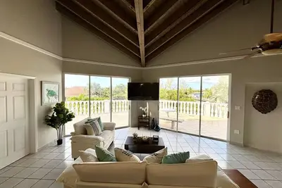 Image de Dockside Getaway Spacious 4 Bedroom Waterfront Retreat Stylish and Comfortable