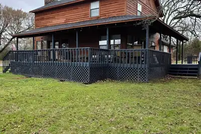 5 Min to Lake Tenkiller, Fire Pit, Sleeps 8