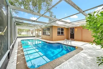 Image de 3-bedroom house in Holiday, Fl with a beautiful pool oasis. Pool is not heated