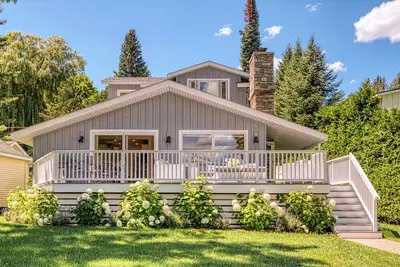 Image de Sparkling 4-bedroom cottage with Ac on Prestine Walloon Lake