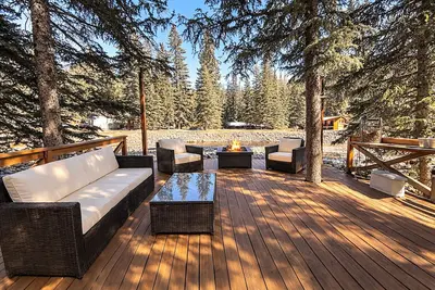 Image de Relaxing Creekside Cabin with Waterfront Deck, Firepit, Pet Friendly