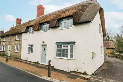 Image de Long Barn, pet friendly, with a garden in Burton Bradstock