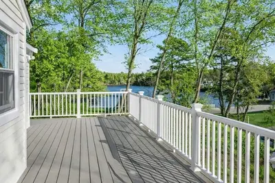 Image de Beautifully renovated 2 bedroom cottage with pond views and wrap around porch!