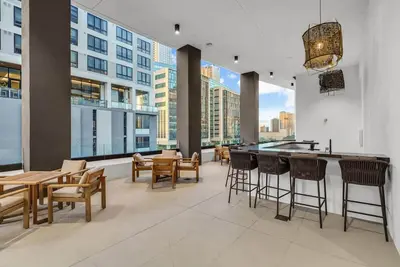 Image de New Downtown 12th Floor  Walk Everywhere + Pool/Gym