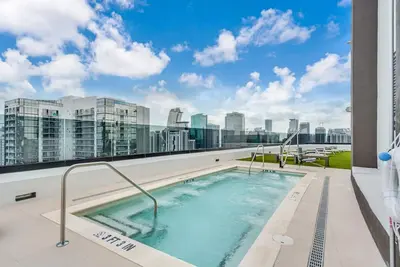 Image de Brand New Downtown Condo on the 17th Floor w/ Free Parking