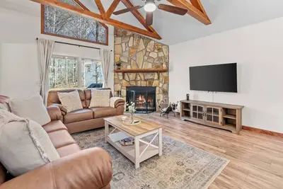 Image de Owl & Ember - Walk to Coosawatee Resort Center! Grill, 2 Kings, 3 Smart Tv's