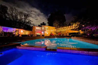 Image de Amazing 5-bedroom farmhouse in quaint Rolling Hills Estates with Ac and nature!