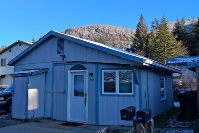 Image de Charming 1-bedroom cottage in pleasant Ketchikan - steps from the Hospital!