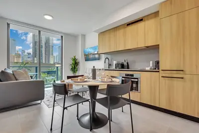 Image de 501-502 Luxury 1 Br + Den & 2 Baths Rooftop Pool & Gym