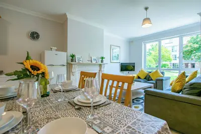 Image de Large Duplex House by Shortstays