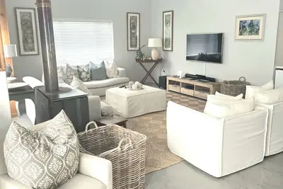 Image de Coastal family home offers privacy, security and mooring!