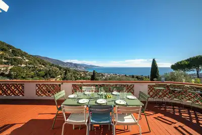 Image de Grande Villa de charme vue mer, proche Monaco avec jardin et parking