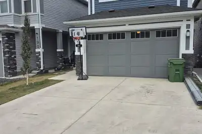 Image de Authentic Suite, newly built, well equiped legal walkout basement.