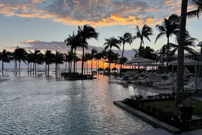 Image de \n Junior Suite is ideal for luxury getaways full of adventure, fun, and romance.