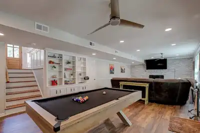 Image de Creekside Home, Minutes to Ft Jackson & Downtown - Sleeps 12 - Pool Table, Deck