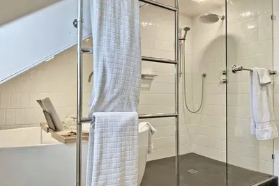 Image de 3-bedroom house in gorgeous Maynard with cool Ac breeze