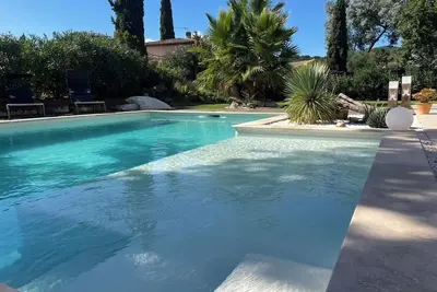 Image de villa moderne a 10 minutes des plages