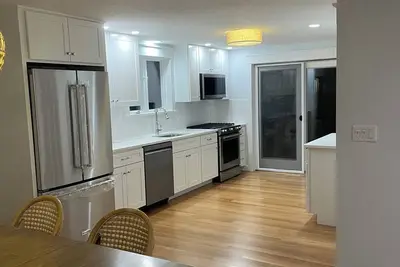 Image de New Listing Renovated 4-bedroom home close to Bayview and Mayflower Beaches