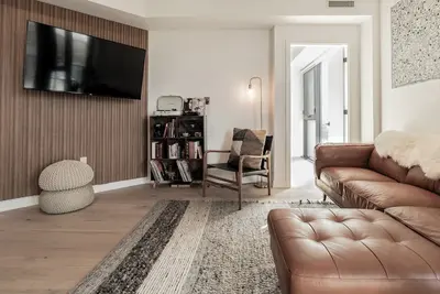 2Bdr Modern Art, Loft Style Condo!